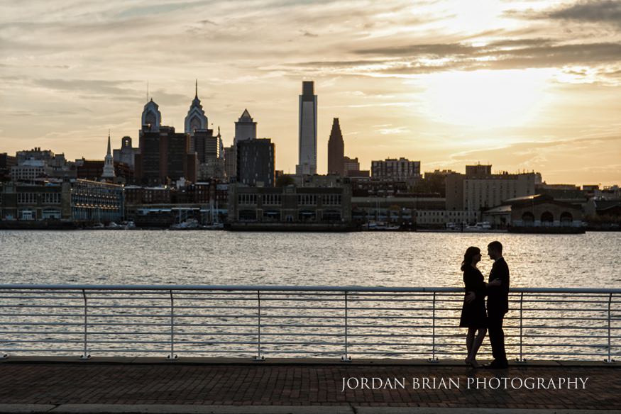 couple silhouetted with philadelphia skyline