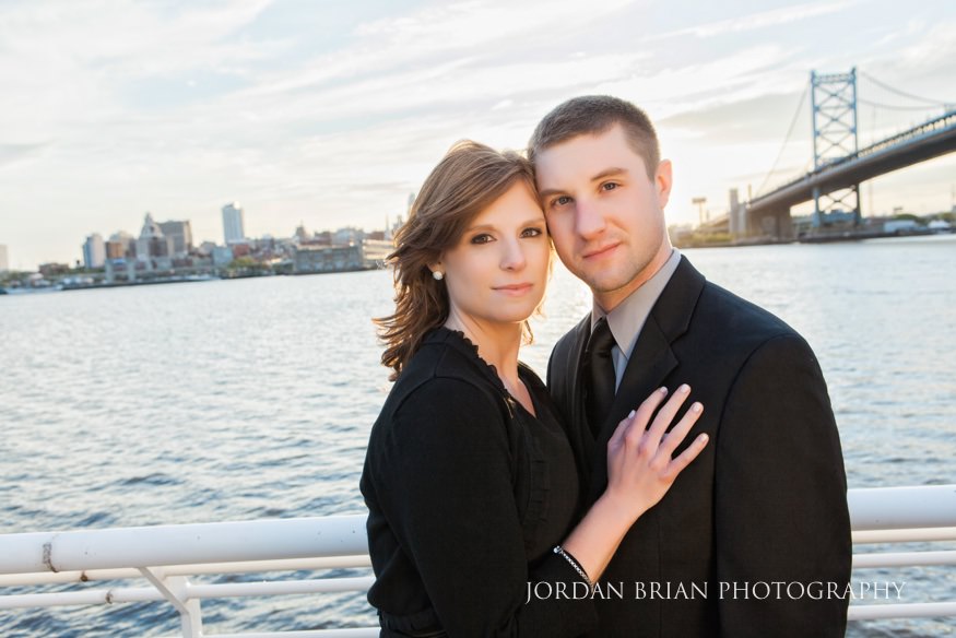 couple infront of ben franklin bridge