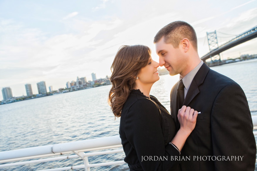 couple infront of ben franklin bridge