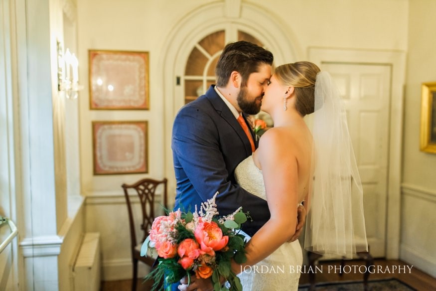 bride and groom kiss at colonial dames society