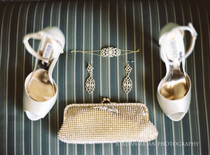 Brides shoe and jewelry details.