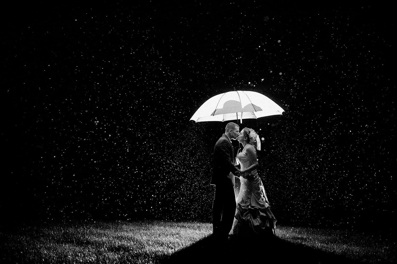 lake house inn wedding bride and groom