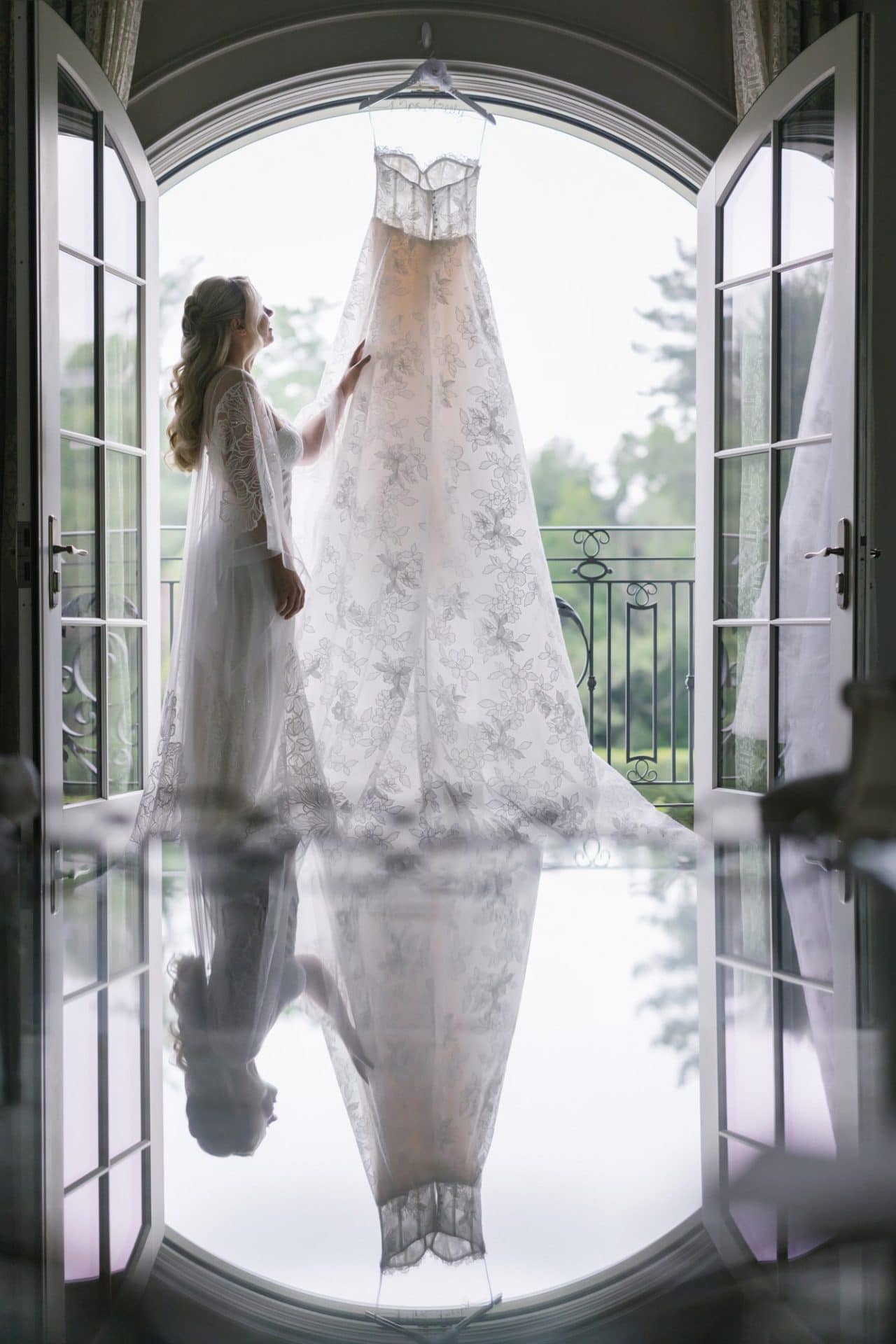 Janelle and Jim getting ready at Park Chateau Estate