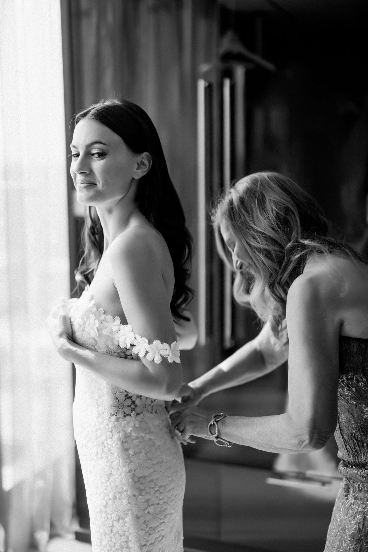 Chelsea getting ready in the bridal suite at the W Hotel Philadelphia
