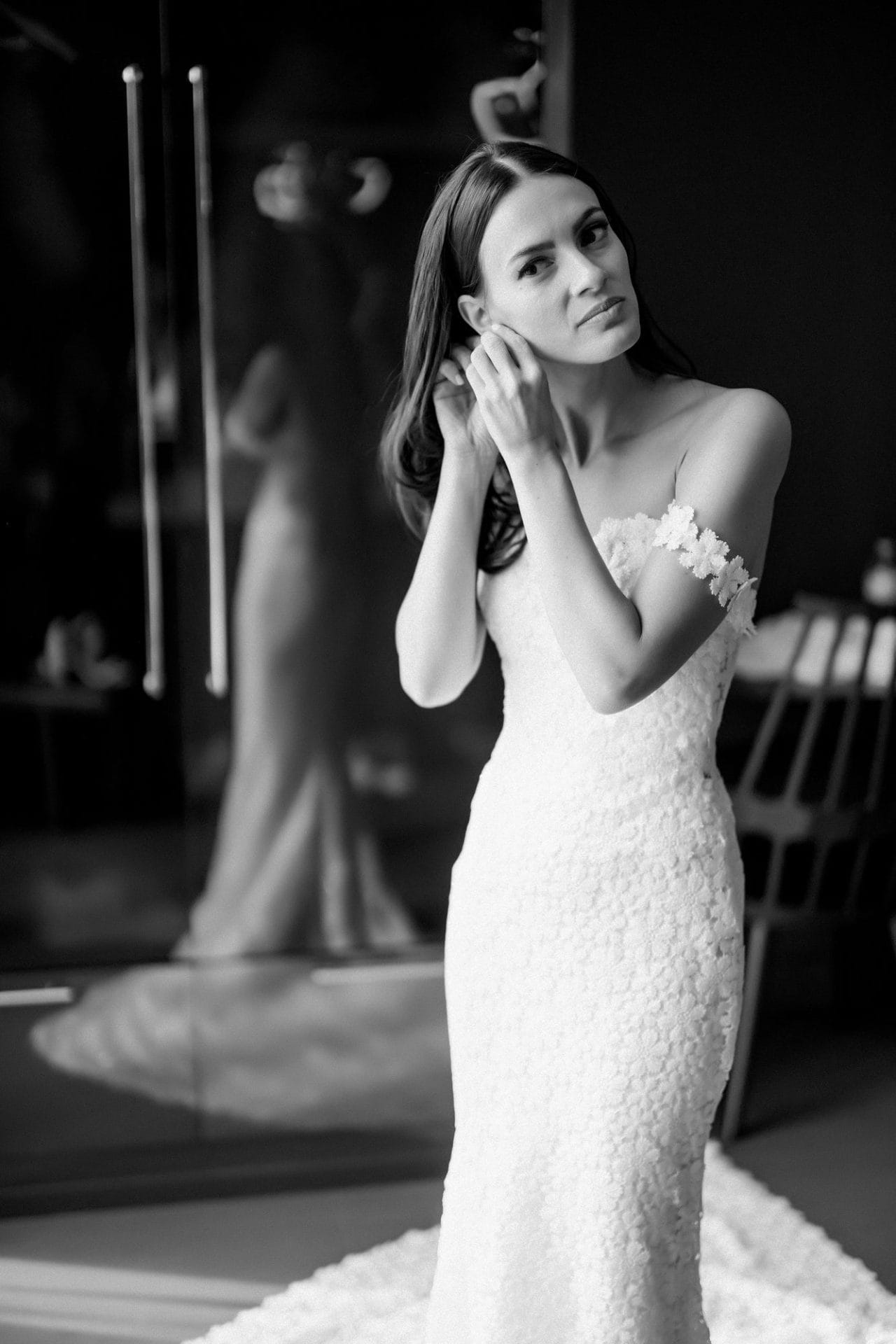Chelsea getting ready in the bridal suite at the W Hotel Philadelphia